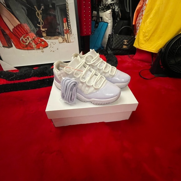 WMNS AIR JORDAN 11 RETRO LOW (white/purple) - Picture 1 of 6